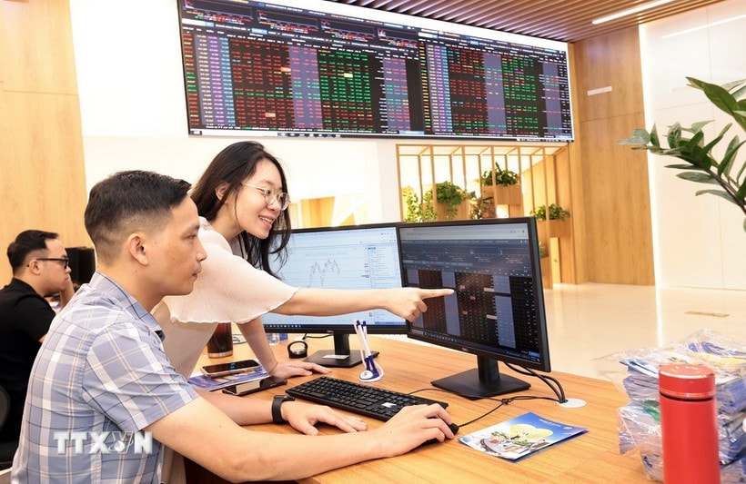 VN-Index chịu áp lực bán mạnh, giảm gần 30 điểm