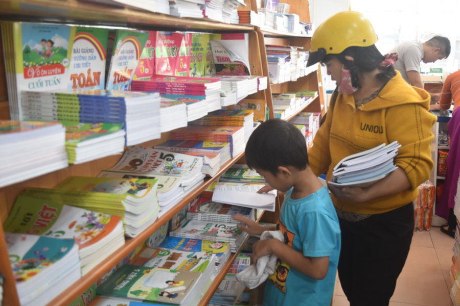 Thống nhất sử dụng một bộ sách giáo khoa giáo dục phổ thông, phát miễn phí cho học sinh