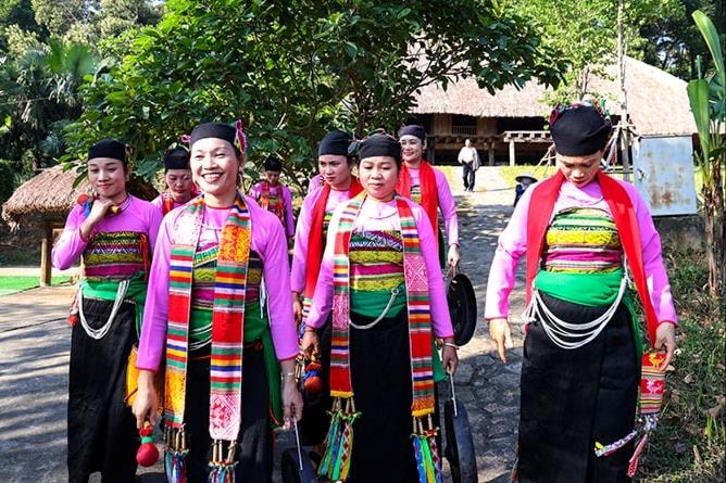Vẻ đẹp phụ nữ Mường qua những hoa văn dệt truyền thống
