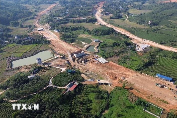 Tháo gỡ vướng mắc, bảo đảm tiến độ 4 dự án đường bộ cao tốc