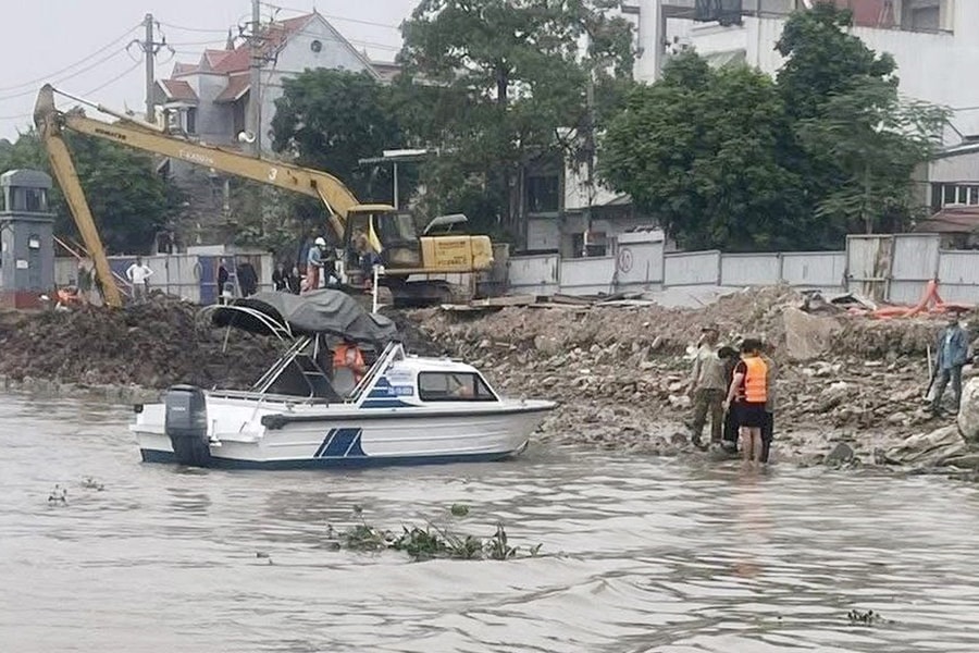 Hai cảnh sát giao thông bơi giữa dòng nước chảy xiết cứu người phụ nữ tự tử