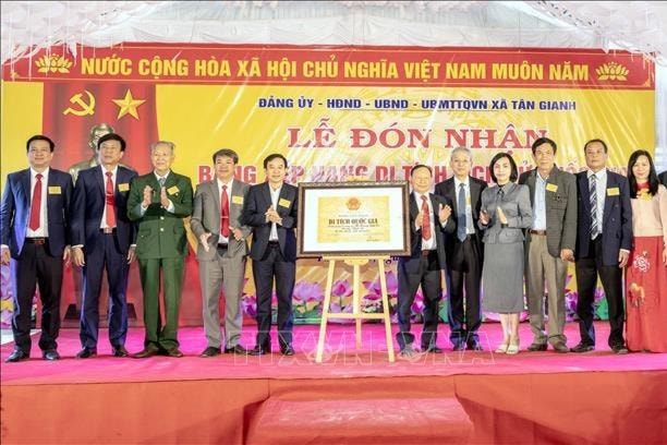 Trao Bằng xếp hạng Di tích quốc gia di tích lịch sử đền Song Trung và mộ Hoàng Vĩnh Tộ, Hoàng Vĩnh Dụ