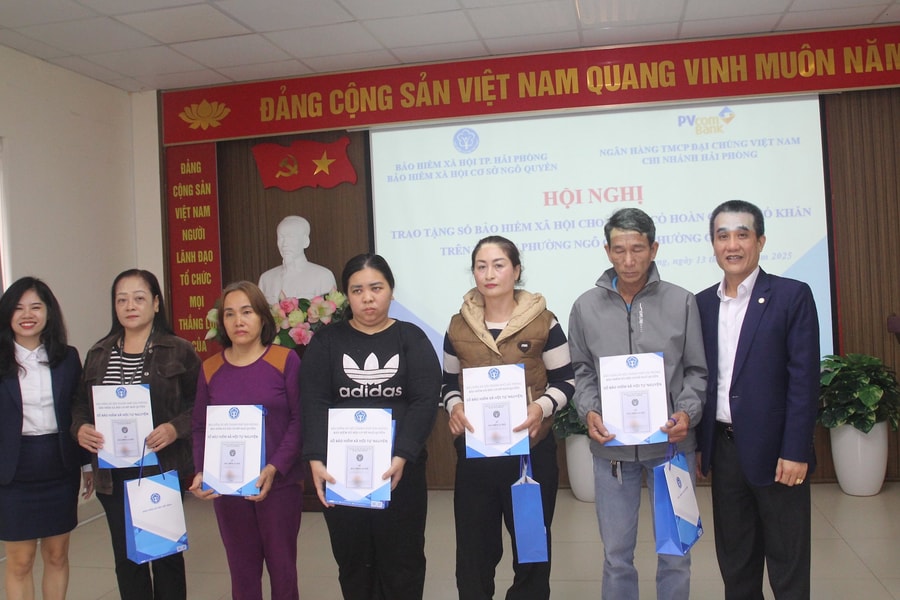 Trao thẻ bảo hiểm y tế, sổ bảo hiểm xã hội tự nguyện tặng người khó khăn