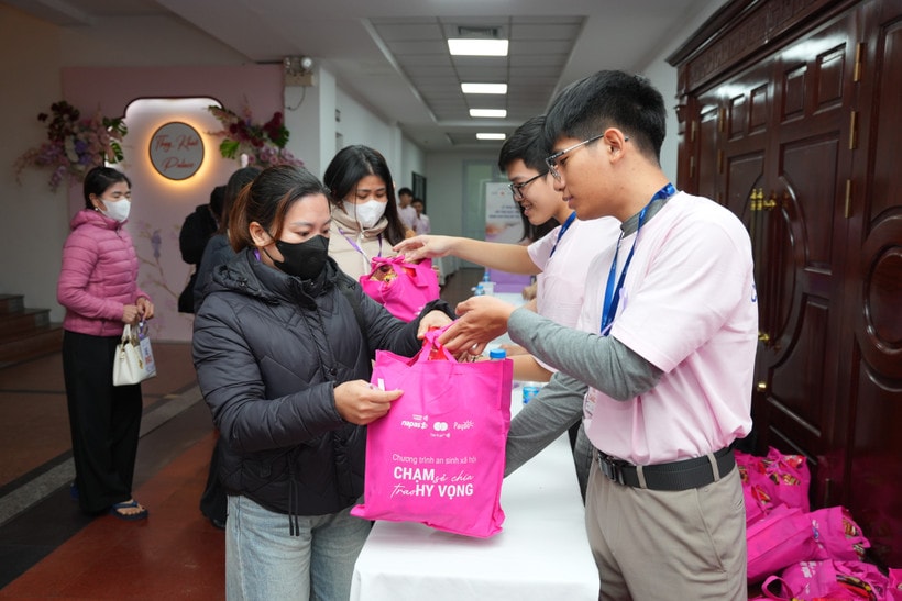 Trao tặng hơn 2.000 suất tầm soát ung thư cho những phụ nữ yếu thế