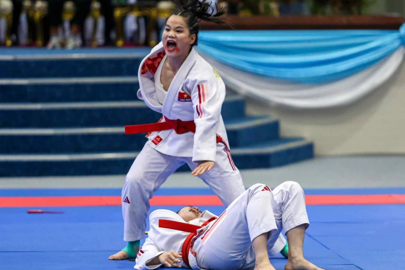 Vận động viên Việt Nam biến sàn đấu SEA Games thành... sân khấu hoá trang