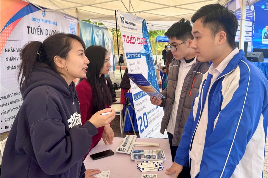 Over 1,000 young people join career counseling fair