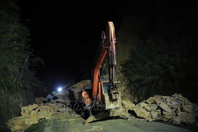 Quốc lộ 6 tạm thời thông tuyến sau vụ sạt lở làm 3 người tử vong
