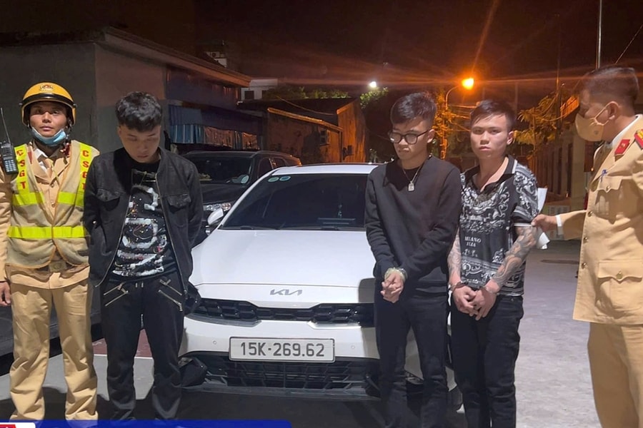 Bị dừng xe kiểm tra, lái xe ô tô tàng trữ ma tuý bỏ chạy