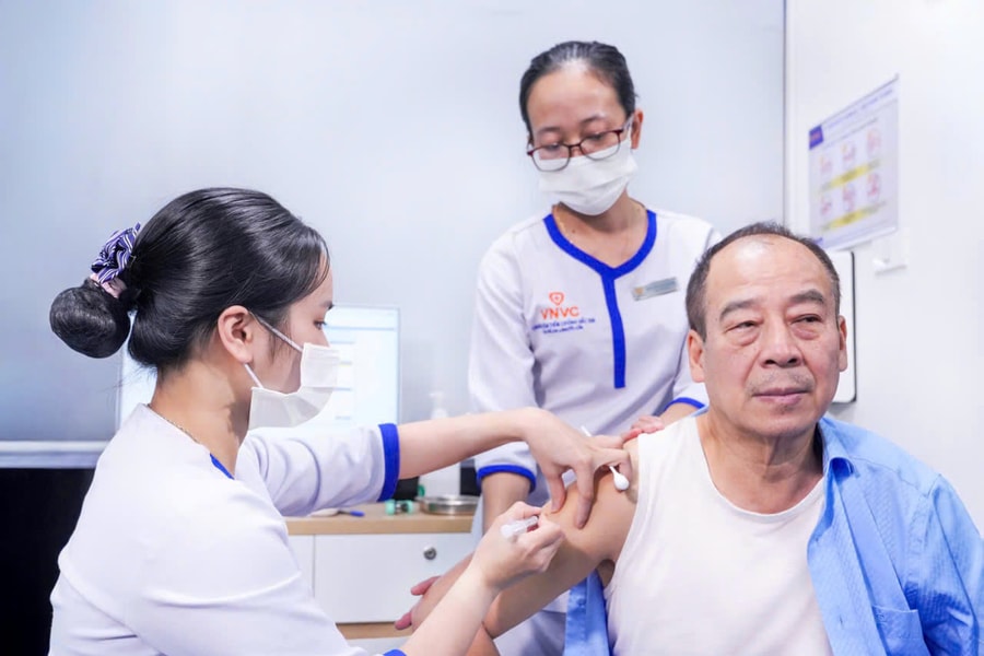 Đưa vaccine RSV công nghệ mới vào tiêm chủng cho người cao tuổi và người có bệnh mạn tính