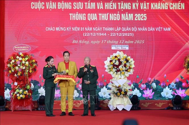 Hiến tặng hơn 200 kỷ vật kháng chiến cho Bảo tàng Quân khu 5