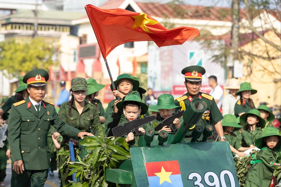 Ngộ nghĩnh những 'chiến sĩ nhí' trên sân trường học xã Thái Tân