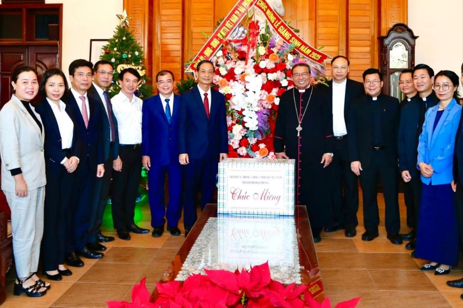 Hai Phong Party Committee Standing Deputy Secretary pays Christmas visit to Bishopric