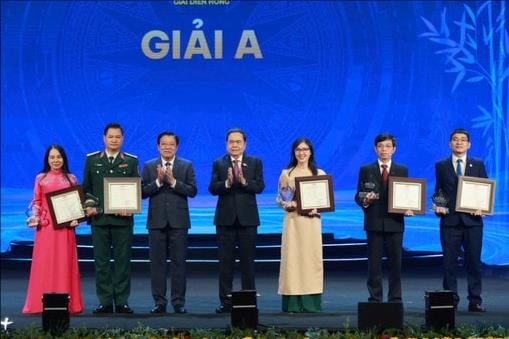 Lễ trao Giải Diên Hồng lần thứ tư tôn vinh 64 tác phẩm xuất sắc