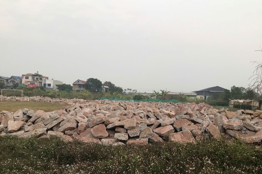 Tập kết bê tông vụn tại sân vận động Thanh Hồng (xã Hà Đông)