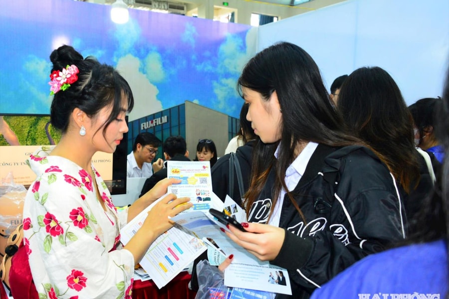 Hơn 2.000 sinh viên tham gia Ngày hội việc làm tại Trường Đại học Hàng hải Việt Nam