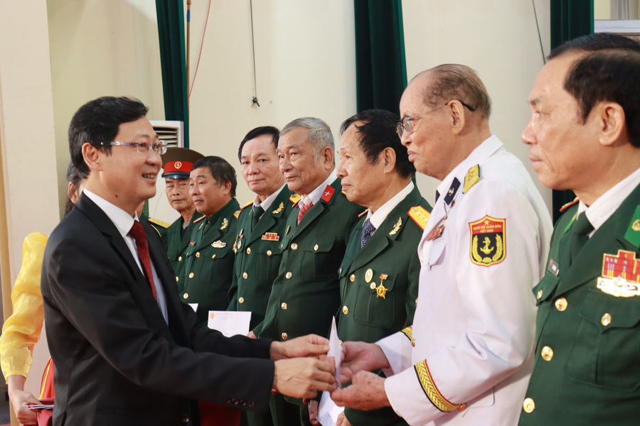 Anh hùng Lê Xuân Sênh giao lưu, kể chuyện truyền thống tại phường Nhị Chiểu
