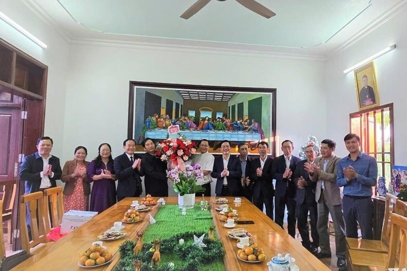 Ủy ban Đoàn kết Công giáo thành phố chúc mừng Giáo xứ Xuân Điện dịp Giáng sinh