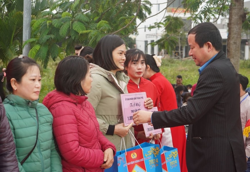 Hai Phong to present 16,000 New Year gifts to disadvantaged workers