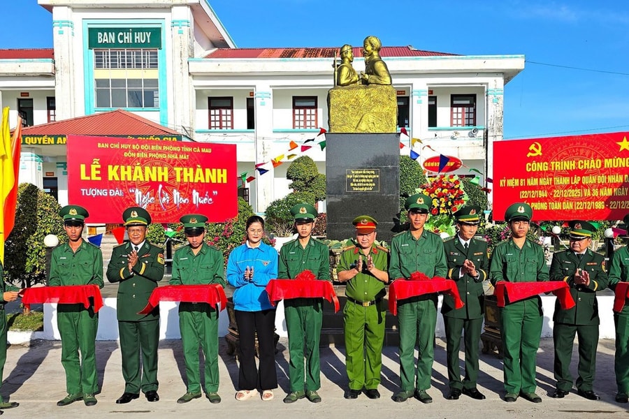 Khánh thành tượng đài 'Bác Hồ với chiến sĩ Biên phòng'