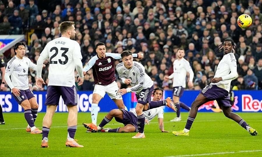Rogers lập cú đúp, Aston Villa hạ MU trên sân nhà