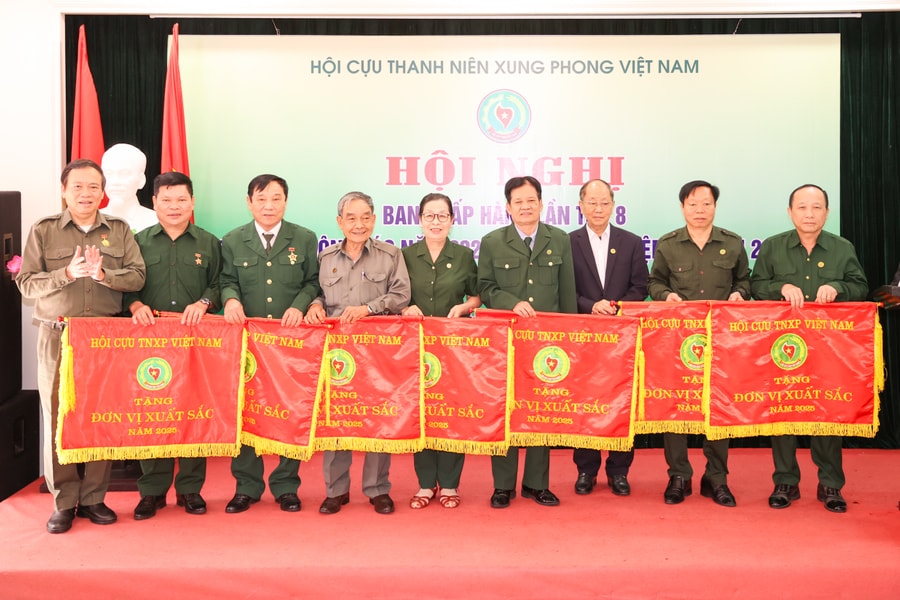 Hội Cựu thanh niên xung phong thành phố Hải Phòng được tặng cờ thi đua đơn vị xuất sắc