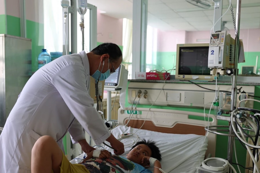 Điều tra vụ gần 100 người ngộ độc sau ăn bánh mỳ ở TP. Hồ Chí Minh