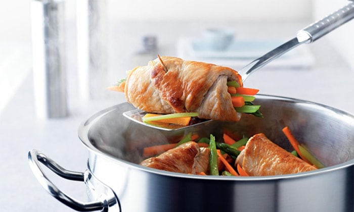 Sai lầm khi để thức ăn lâu trong nồi inox