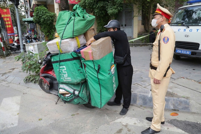 Xử lý nghiêm các shipper chở hàng che khuất biển số tránh camera AI
