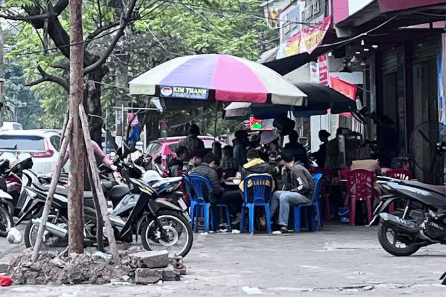 Bán hàng chiếm dụng vỉa hè đường Tôn Đức Thắng