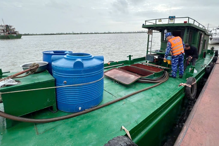 Tạm giữ tàu chở 10.000 lít dầu DO không rõ nguồn gốc đi tiêu thụ