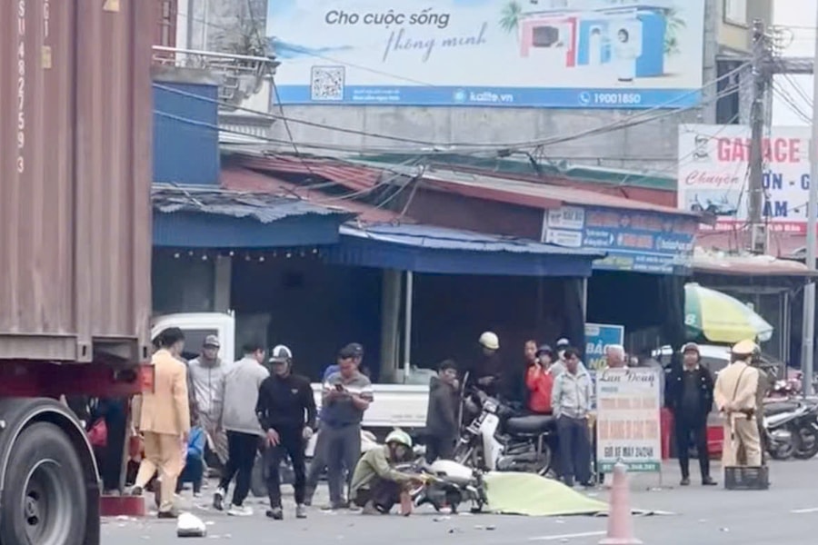 Va chạm với xe ô tô đầu kéo biển số Lào, 1 phụ nữ tử vong