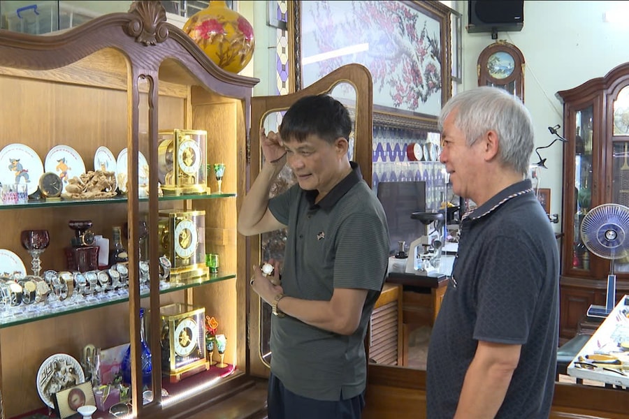 Ông Ngô Văn Vinh mê đồng hồ cổ