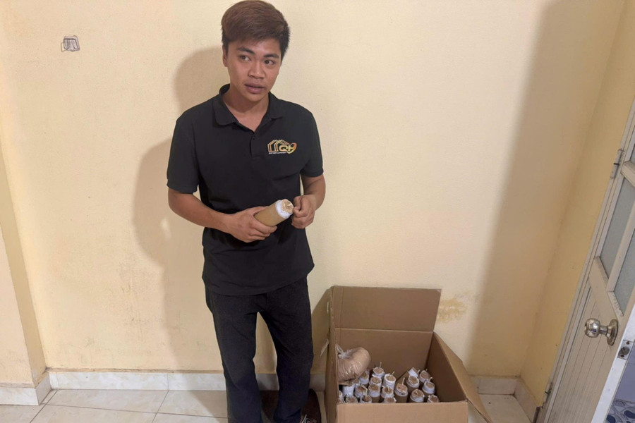 Bắt giữ đối tượng tàng trữ trái phép gần 13 kg pháo nổ