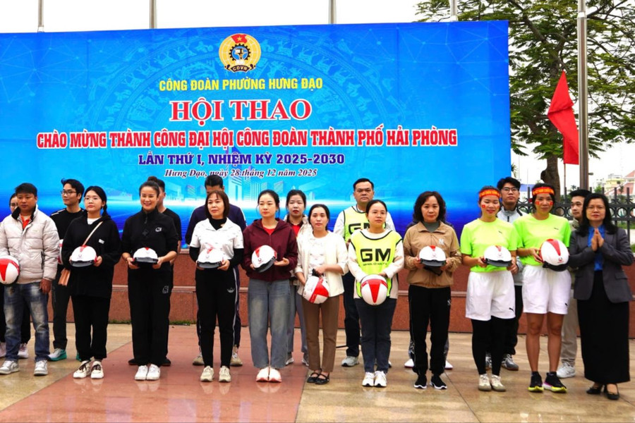 Liên đoàn Lao động thành phố trao 330 suất trợ cấp tại phường Hưng Đạo