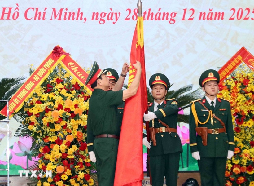 Lực lượng vũ trang Quân khu 7 đón nhận Huân chương Bảo vệ Tổ quốc hạng Nhất