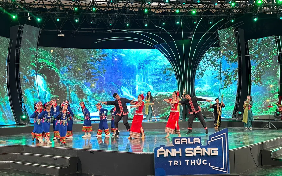 Gala 'Ánh sáng tri thức 2025' với chủ đề 'Tự hào hai tiếng Việt Nam'