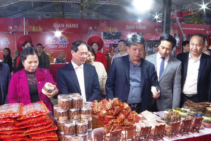Hàng ngàn du khách tham quan, trải nghiệm 'Lễ hội mua sắm năm 2025' tại Hà Nội
