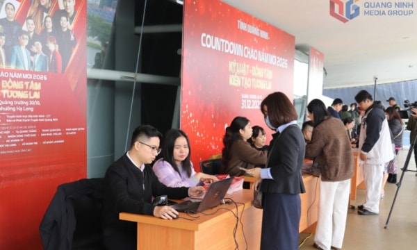 Người dân háo hức đổi vé Countdown Chào năm mới của Quảng Ninh