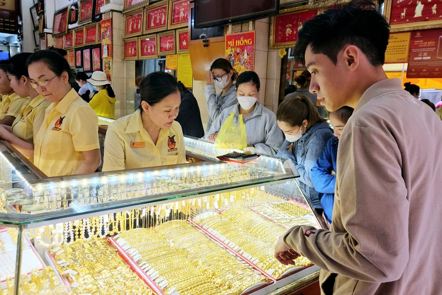 Giá vàng giao dịch quanh mức 163,5 triệu đồng