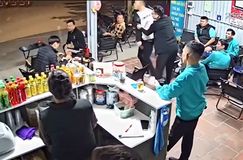 Tạm giữ hình sự 3 đối tượng dùng dao đâm nam thanh niên ở bến xe Giáp Bát