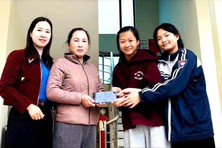 Học sinh Trường THCS Đoàn Tùng trả lại điện thoại nhặt được
