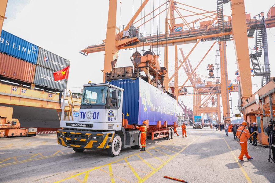 Đón mã hàng đầu tiên, Cảng Hải Phòng khởi động năm mới