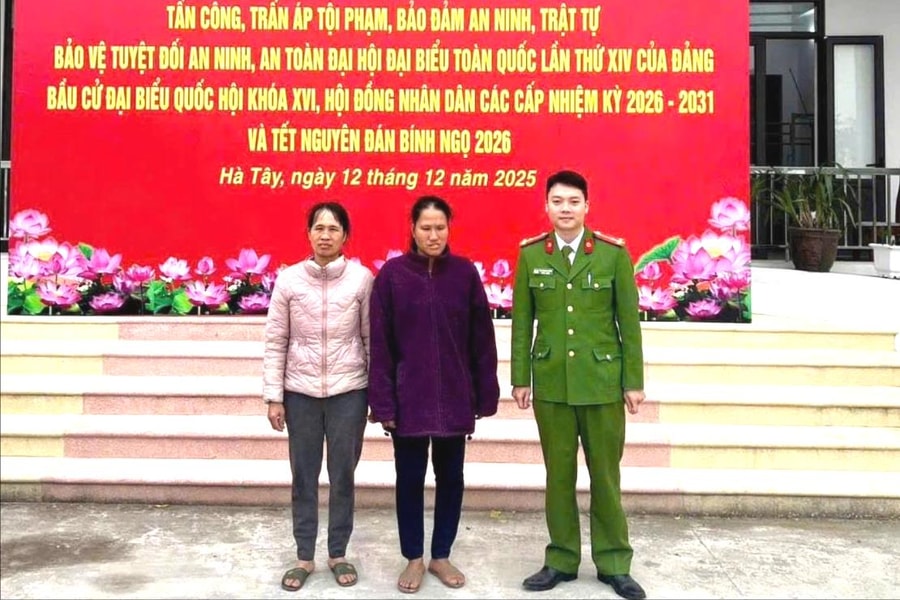 Công an xã Hà Tây đưa người phụ nữ đi lạc đoàn tụ gia đình