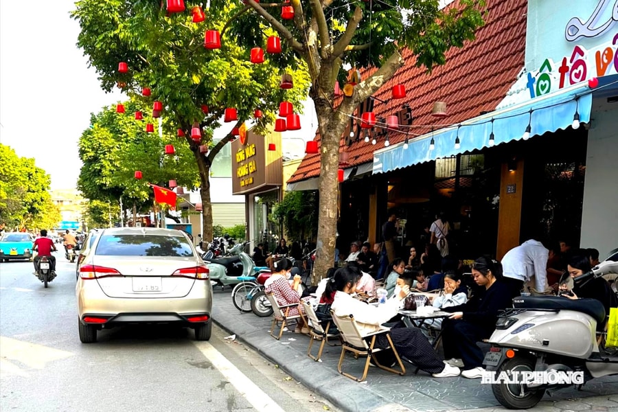 Phố ẩm thực Tuệ Tĩnh nhộn nhịp từ ngày đầu nghỉ lễ