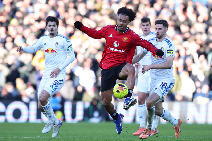 Manchester United bỏ lỡ cơ hội chen chân vào top 4
