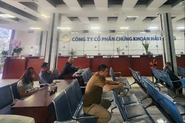 Nhóm cổ phiếu lớn giúp VN-Index giữ nhịp tăng trong phiên giao dịch đầu năm 2026