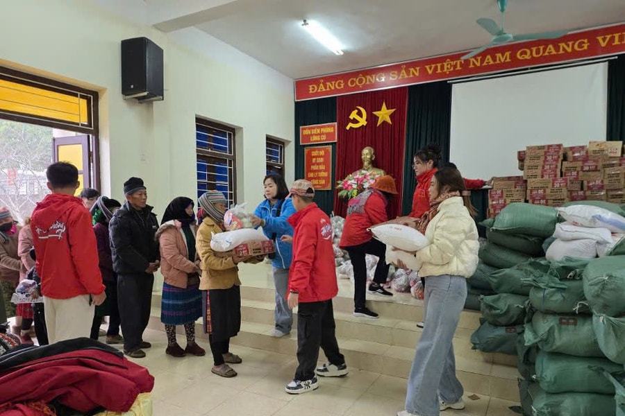 Đoàn thiện nguyện từ Hải Phòng hoạt động từ thiện tại Lũng Cú (Tuyên Quang)