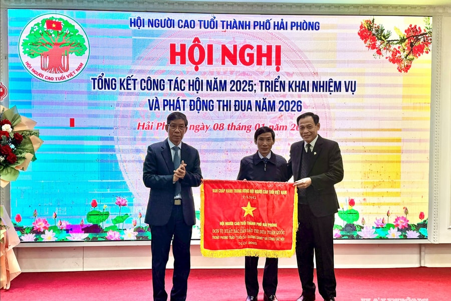 Hội Người cao tuổi thành phố được tặng cờ thi đua xuất sắc