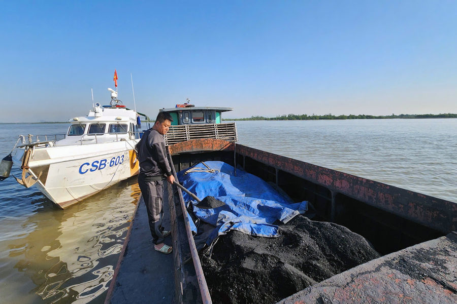Tạm giữ tàu chở 200 tấn than không rõ nguồn gốc