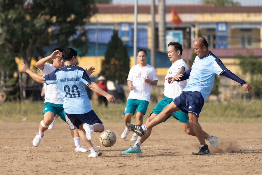 Các khối cơ quan và doanh nghiệp xã Hà Bắc tranh tài trên sân cỏ